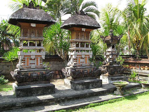 Balinese_Traditional_House_Shrines_1452.jpg